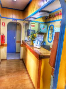 a train kitchen with a counter in a train room at Pensao Residencial Flor dos Cavaleiros in Lisbon