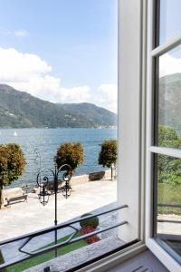 uma janela com vista para uma massa de água em Hotel Cannobio em Cannobio