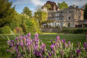 Un jardín fuera de Burleigh Court Hotel