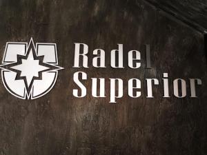 Znak dla supersklepu Raiders w obiekcie Hotel Radel Superior w mieście Bogota