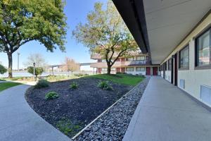 een gebouw met een stoep naast een gebouw bij Red Roof Inn PLUS+ Secaucus - Meadowlands in Secaucus