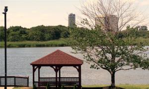 een prieel naast een boom naast een rivier bij Red Roof Inn PLUS+ Secaucus - Meadowlands in Secaucus