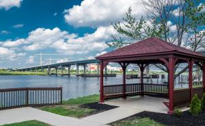 een prieel naast een rivier met een brug bij Red Roof Inn PLUS+ Secaucus - Meadowlands in Secaucus