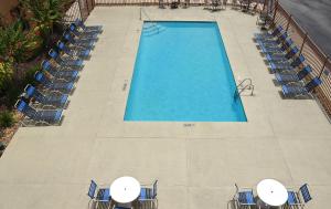 una vista aérea de una piscina con mesas y sillas en Red Roof Inn PLUS+ San Antonio Downtown - Riverwalk, en San Antonio