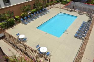 una vista aérea de una piscina con tumbonas en Red Roof Inn PLUS+ San Antonio Downtown - Riverwalk, en San Antonio