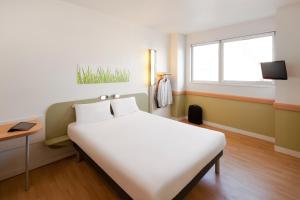 A television and/or entertainment centre at Ibis Budget Madrid Getafe