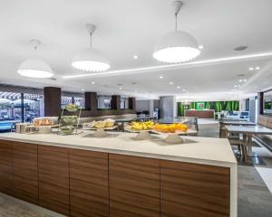 een keuken met fruitschalen op een aanrecht bij Quality Inn & Suites By the Parks in Orlando