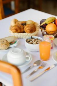 una mesa con desayuno y un vaso de zumo de naranja en Hotel Anjos, en Lisboa