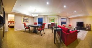 uma sala de estar com um sofá vermelho e uma mesa em Stamford Plaza Sydney Airport Hotel & Conference Centre em Sidney