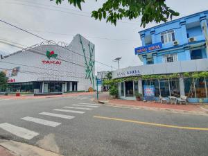 uma rua vazia em frente a um edifício em Hotel Dang Khoa em Con Dao