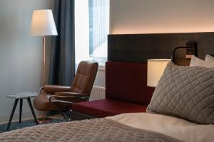 Pokój hotelowy z łóżkiem i krzesłem w obiekcie Quality Hotel Ålesund w Ålesund