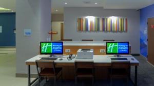 Uma TV ou centro de entretenimento em Holiday Inn Express & Suites Miami Airport East, an IHG Hotel