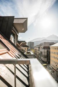 einen Balkon mit Stadtblick in der Unterkunft Hotel Zach in Innsbruck