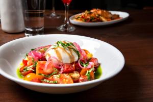 een witte kom eten op een tafel bij Kimpton Schofield Hotel, an IHG Hotel in Cleveland