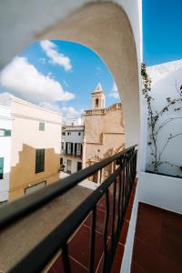 een uitzicht vanaf het balkon van een gebouw bij Hotel Artemisia in Ciutadella