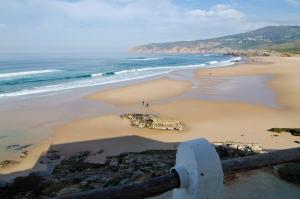 einen Strand mit Meer- und Meerblick in der Unterkunft Estalagem Muchaxo Hotel in Cascais