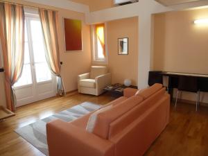 a living room with a couch and a piano at Hotel Residence La Luna Nel Porto in Stresa