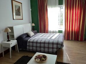 a bedroom with a bed and a table with a bowl on it at La Chimenea Verde in Tacoronte