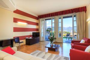 a living room with a red and white striped wall at Hotel Residence La Luna Nel Porto in Stresa