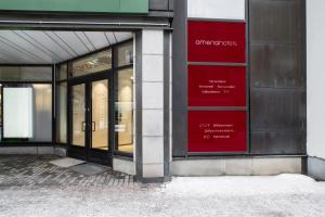 une vitrine d'un bâtiment avec portes en verre dans l'établissement Omena Hotel Pori, à Pori