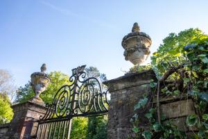 Un jardín fuera de Burleigh Court Hotel