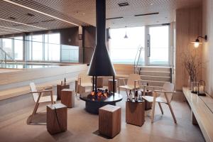 una hall con tavolo, sedie e camino di VALO Hotel & Work Helsinki a Helsinki