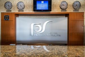 a sign for a hotel with clocks on a wall at Hotel Parque Satelite in Mexico City