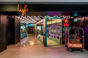 תעודה, פרס, שלט או מסמך אחר המוצג ב-lyf Funan Singapore