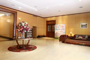 een lobby met een groot boeket bloemen op een tafel bij Fushin Hotel - Tainan in Tainan