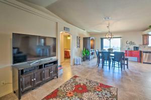 Una cocina o kitchenette en Bright Lake Havasu Home with New Backyard Oasis!