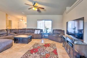 Un lugar para sentarse en Bright Lake Havasu Home with New Backyard Oasis!