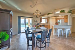 Una cocina o kitchenette en Bright Lake Havasu Home with New Backyard Oasis!