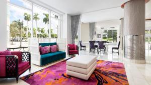 Гостиная зона в YVE Hotel Miami