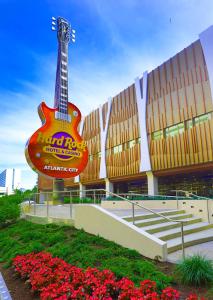 een grote gitaar voor een groot gebouw bij Hard Rock Hotel & Casino Atlantic City in Atlantic City