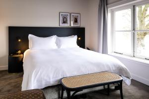 Tempat tidur dalam kamar di Pillows Luxury Boutique Hotel aan de IJssel