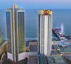 drie hoge gebouwen met een hotelrotsbord erop bij Hard Rock Hotel & Casino Atlantic City in Atlantic City