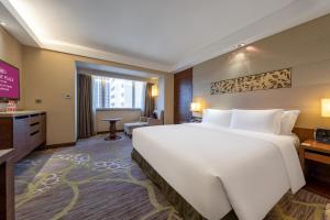 Una cama o camas en una habitación de Crowne Plaza Guangzhou City Centre, an IHG Hotel - Free shuttle between hotel and Exhibition Center during Canton Fair & Exhibitor registration Counter