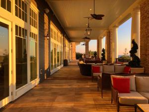 um alpendre com sofás e mesas num edifício em Henderson Beach Resort em Destin