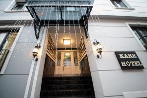 eine Haustür eines Hauses mit Weihnachtsbeleuchtung in der Unterkunft Kare Hotel Sultanahmet in Istanbul