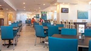 Un restaurant sau alt loc unde se poate mânca la Holiday Inn Express & Suites Panama City Beach Beachfront, an IHG Hotel