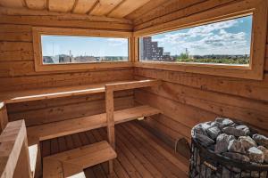 sauna con panca e 2 finestre di VALO Hotel & Work Helsinki a Helsinki