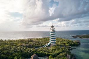 un faro en una isla en el océano en Hotel Xcaret Arte - All Parks All Fun Inclusive - Adults Only, en Playa del Carmen