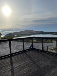 um deque com vista para uma massa de água em Atlantic Sunset em Portmagee