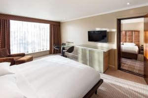 希灵登Radisson Blu Hotel, London Heathrow的酒店客房,配有床和电视