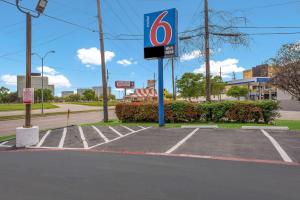 een parkeerplaats zonder parkeerbord op een parkeerplaats bij Motel 6-Dallas, TX - Market Center in Dallas