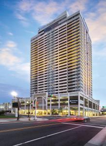 een hoog gebouw met een straat ervoor bij Club Wyndham Skyline Tower in Atlantic City