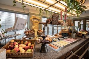 een bakkerij met een hoop eten op de toonbank bij Grand Hotel Valies in Roermond