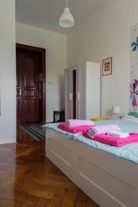 Krevet ili kreveti u jedinici u objektu Cozy river view apartment