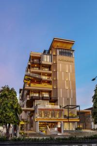 een architectonische weergave van een hoog gebouw bij The Manohara Hotel Yogyakarta in Yogyakarta