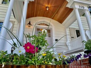 een bloemstuk op de veranda van een huis bij Buttonwood Boutique Hotel in West Cape May